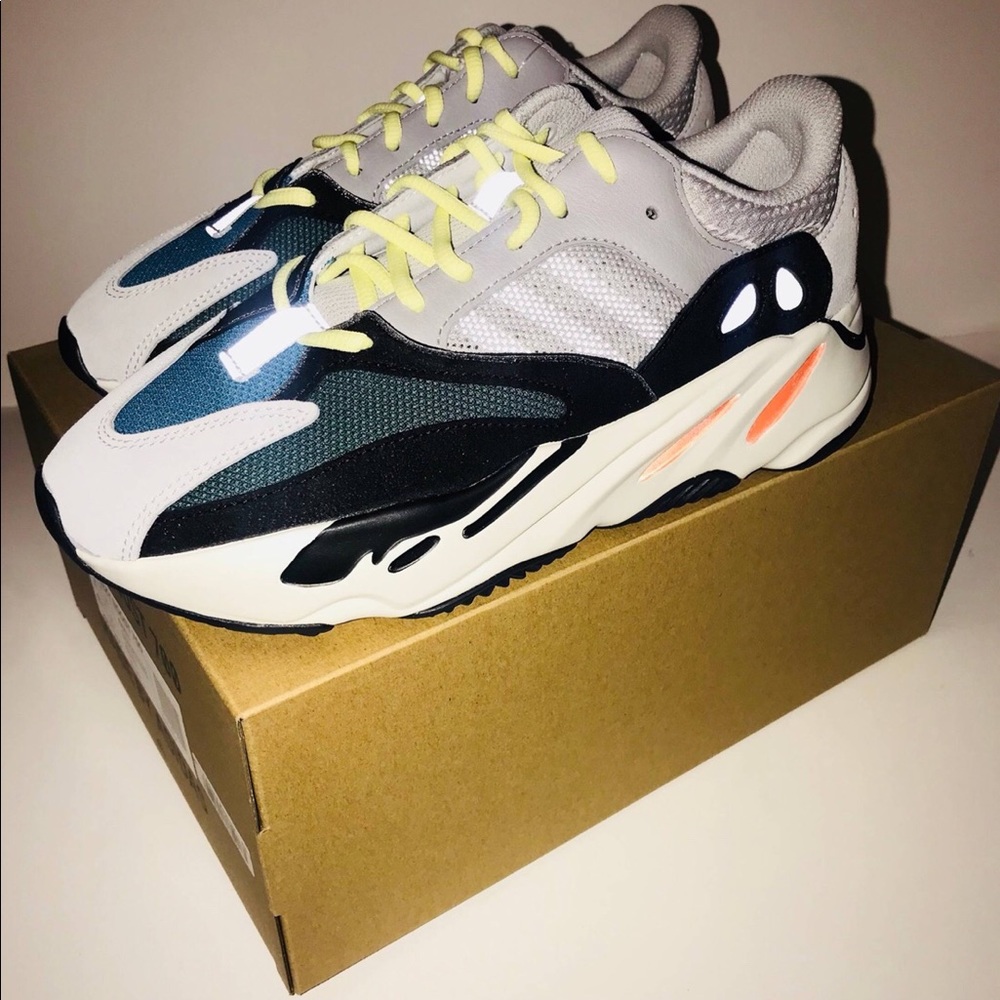 Yeezy Boost 700 - Picture 3 of 4